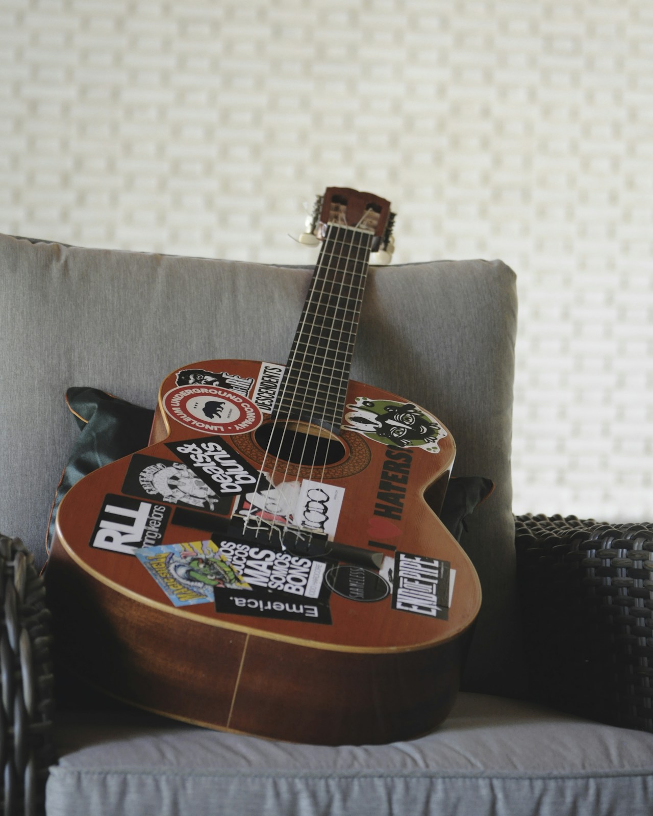 Musik Aufkleber und Gitarren Photo 1608470639012 3b64ec3c61a2
